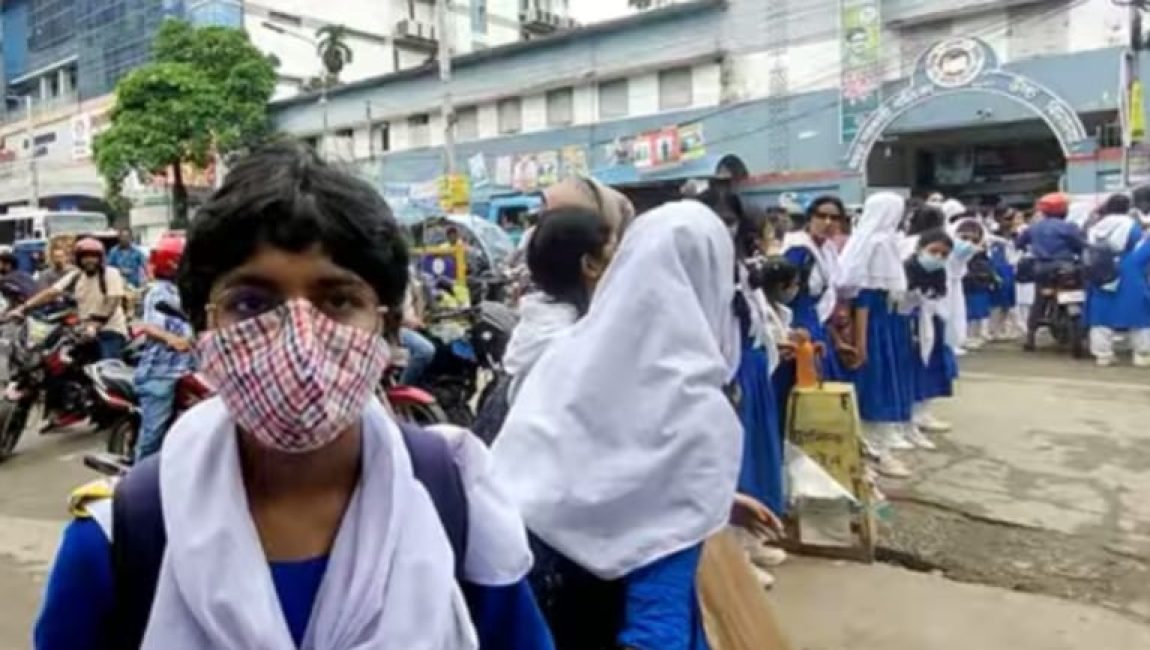 গত সোমবার সরকারি বালিকা উচ্চ বিদ‌্যালয়ের শিক্ষার্থীদের সড়ক অবরোধ।