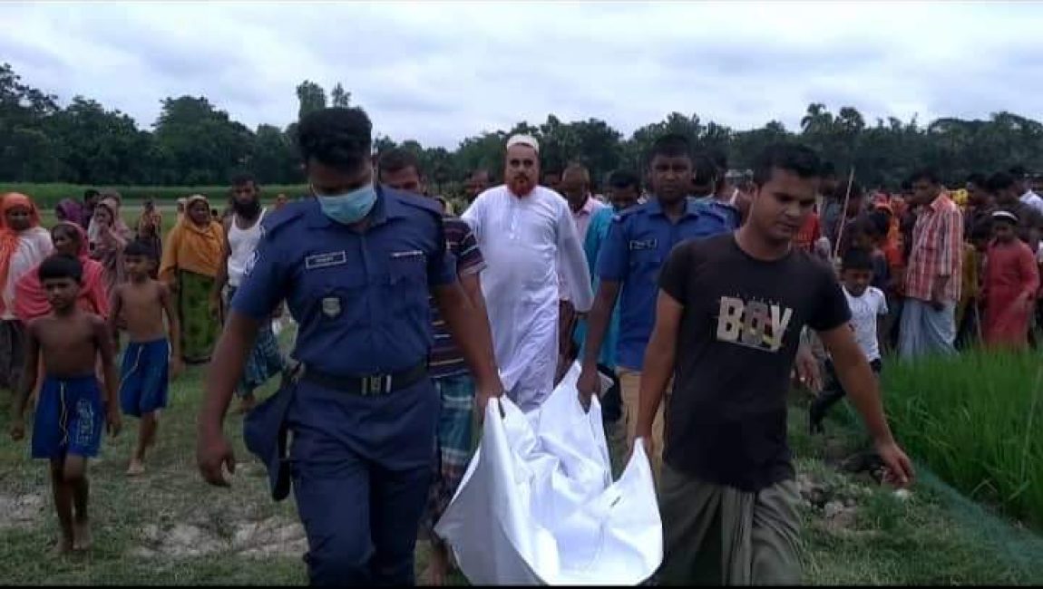 বগুড়া লাহিড়ী পাড়ায় জমি থেকে লাশ উদ্ধার করে ময়নাতদন্তে নিয়ে যাচ্ছে পুলিশ। ছবিঃ এনসিএন