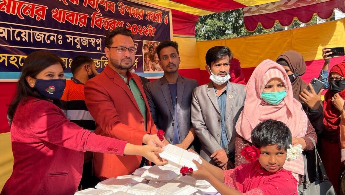 ভালোবাসা দিবসে পথশিশুদের মাঝে খাবার বিতরণ করছেন অতিরিক্ত জেলা ম্যাজিস্ট্রেট নিলুফা ইয়াসমিন এবং প্রতিষ্ঠাতা ইঞ্জিনিয়ার লাখিন আহমেদ। ছবিঃ এন সি এন