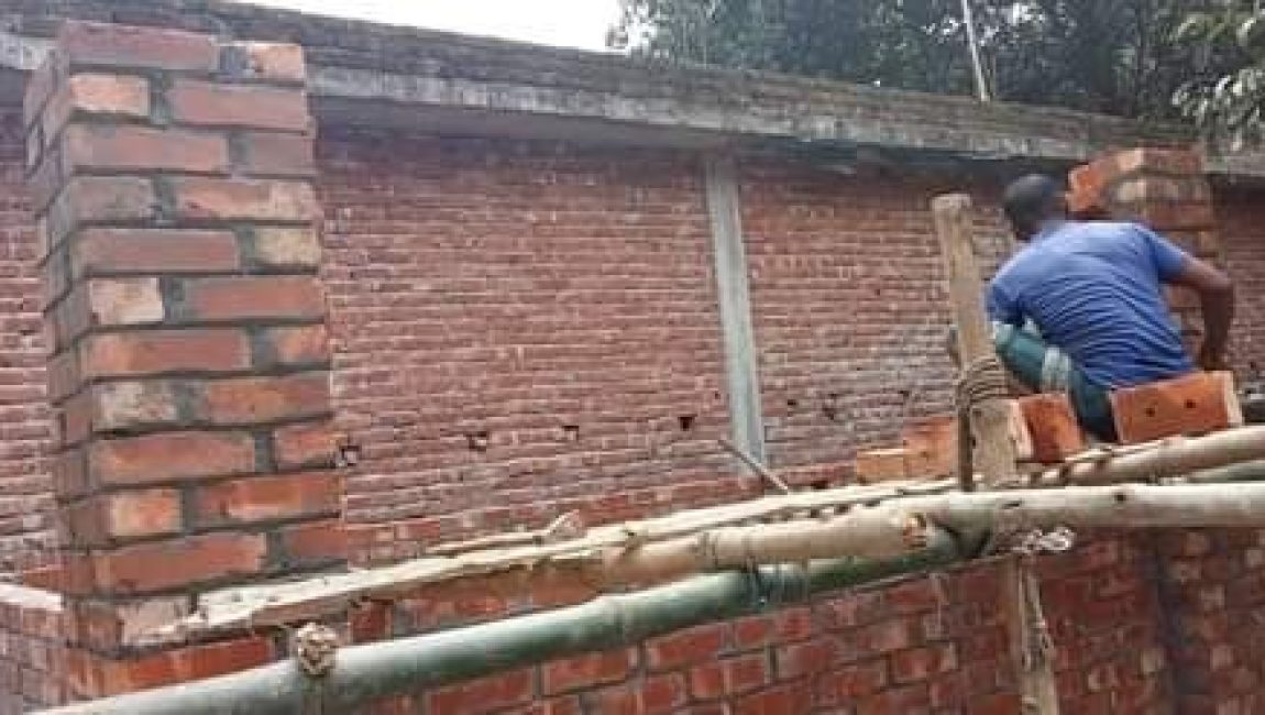 বগুড়ায় জমি জবর দখল করে বাড়ি নির্মাণ, থানায় অভিযোগ। ছবি: এনসিএন