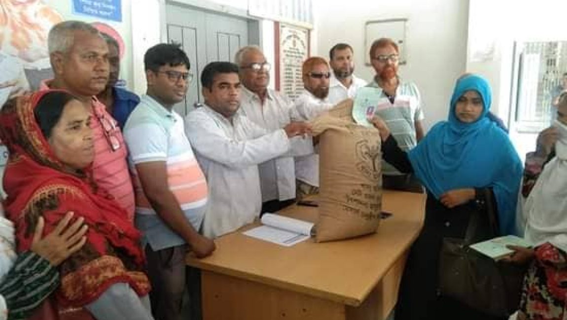বগুড়ায় ২৪১টি দুস্থ্য পরিবারের মাঝে ভিজিডির চাল বিতরণ