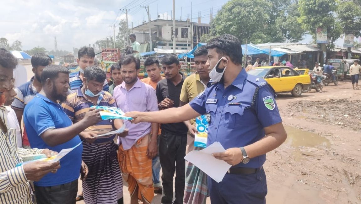 মহাসড়কে চাদাবাজি বন্ধে পুলিশের লিফলেট বিতরণ।ছবি: এনসিএন