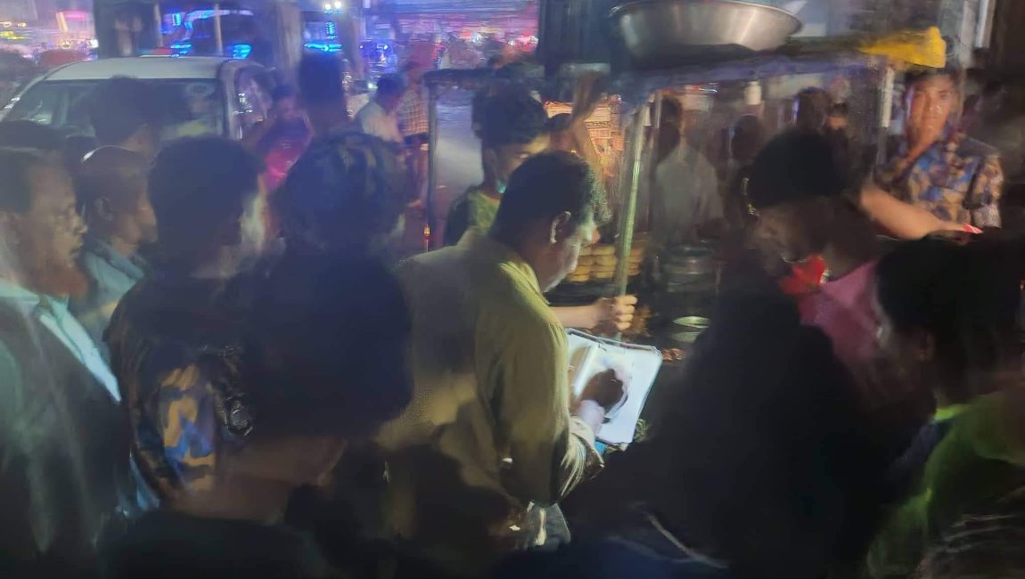 সাতমাথায় জেলা প্রসাশকের পক্ষ থেকে বিভিন্ন খাবারের দোকানগুলোতে অভিযান চালান পলাশ চন্দ্র সরকার। ছবিঃ সংগৃহীত