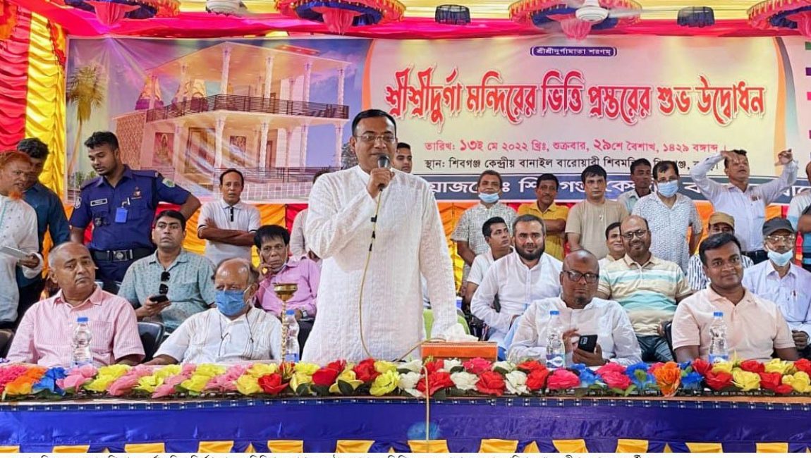 শিবগঞ্জে মন্দিরের ভিত্তি প্রস্থর স্থাপনকালে প্রধান অতিথিবৃন্দ। ছবিঃ এনসিএন