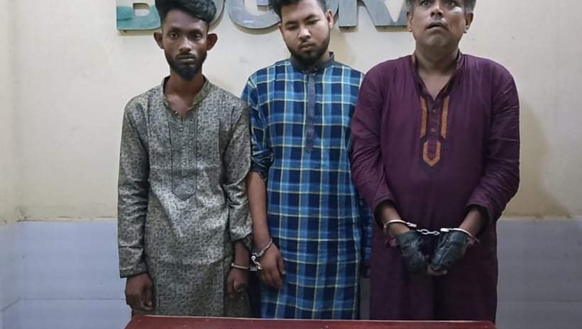 গ্রেফতারকৃত তিন আসামী। ছবিঃ আব্দুল আওয়াল