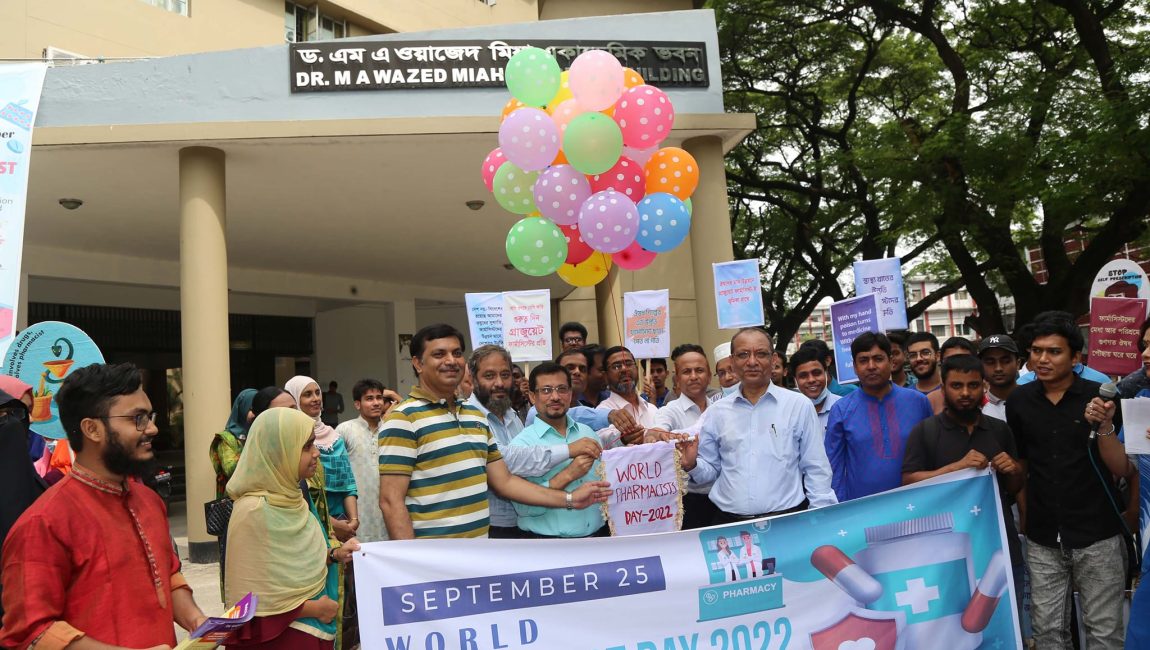 বিশ্ব ফার্মাসিস্ট দিবস উপলক্ষে ক্যাম্প উদ্বোধন করেন উপাচার্য প্রফেসর গোলাম সাব্বির সাত্তার। ছবিঃ এনসিএন