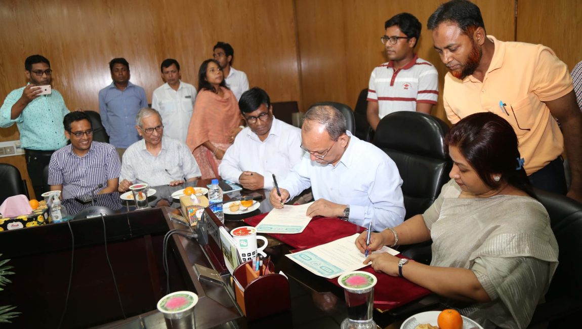 রাবির পক্ষে উপাচার্য প্রফেসর গোলাম সাব্বির সাত্তার ও বিআরআইসিএম’র পক্ষে এর মহাপরিচালক ড. মালা খান এই সমঝোতা স্মারকে স্বাক্ষর ও তা বিনিময় করা হয়। ছবিঃ এনসিএন