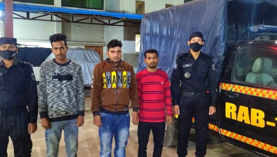 গ্রেফতারকৃত আসামী । ছবি: র‍্যাব ১০