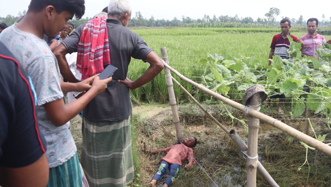 লাউ ক্ষেতে উদ্ধারকৃত নিহত শিশু। ছবি: এনসিএন