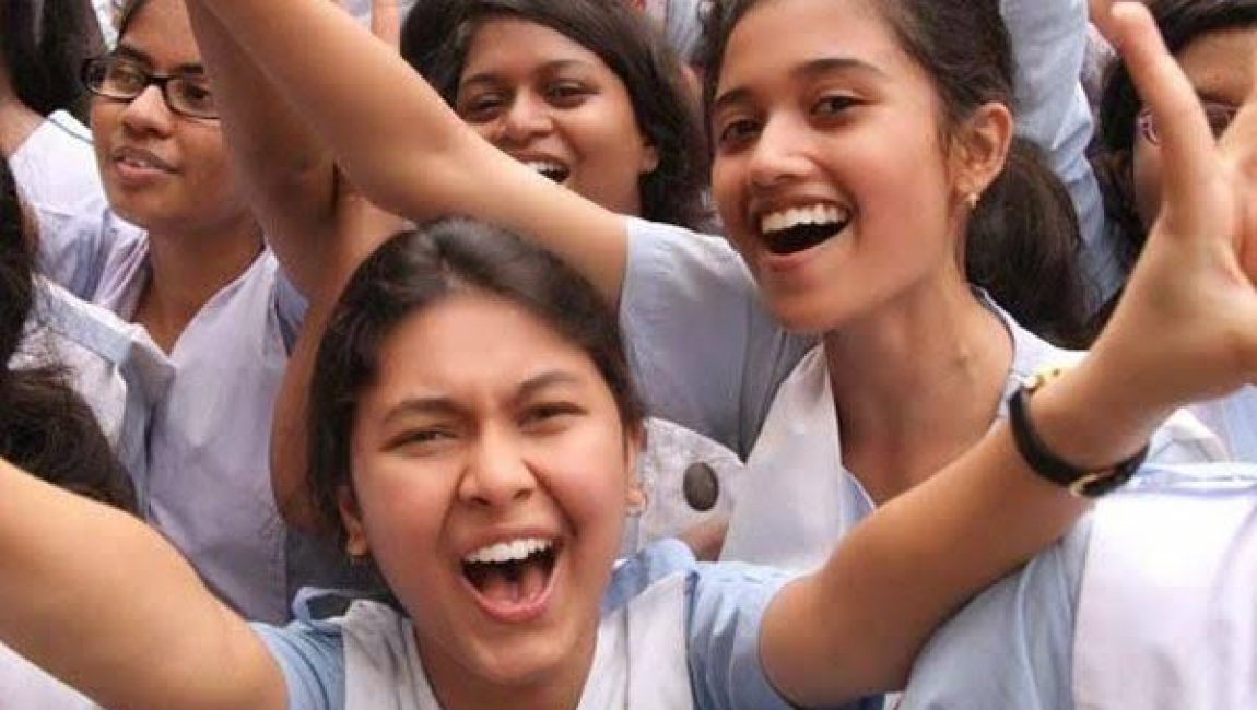 এইচএসসি পরীক্ষায় উত্তীর্ণ শিক্ষার্থীদের উল্লাস। ছবি: সংগৃহীত