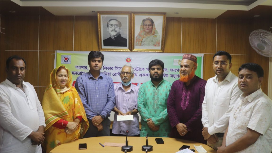 শাজাহানপুরে দূরারোগ্য রোগীদের মাঝে চেক বিতরণ কর্মসূচী। ছবিঃ এনসিএন