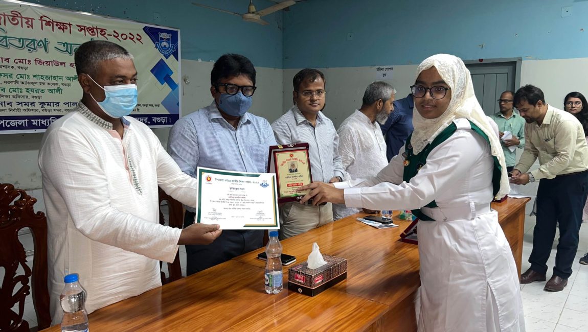 বগুড়ায় বিজ্ঞান বিষয়ক কুইজ ও আলোচনা সভায় বিজয়ী শিক্ষার্থীদের হাতে ক্রেস্ট ও প্রসংশাপত্র তুলে দেন জেলা প্রসাশক মো: জিয়াউল হক। ছবি: সিয়াম সাদিক