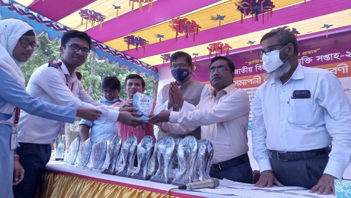 বগুড়া জিলা স্কুলের তিনদিন ব্যাপী বিজ্ঞান মেলার সমাপনী অনুষ্ঠানে পুরষ্কার বিতরণ। ছবিঃ এনসিএন