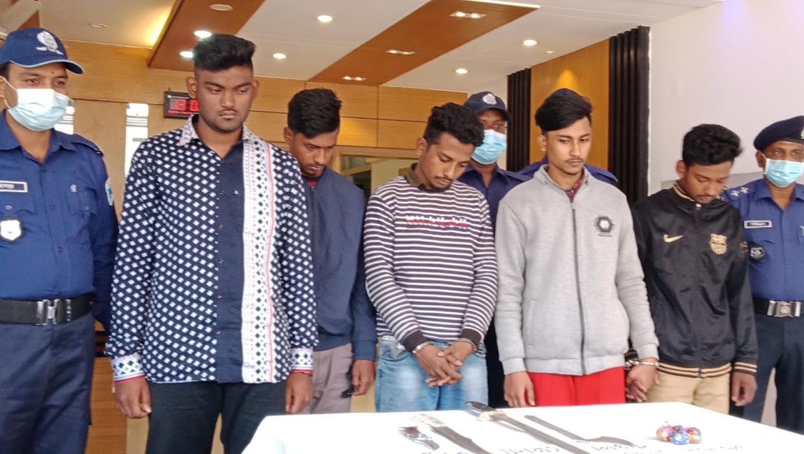সন্ত্রাসী কর্মকাণ্ডের প্রস্তুতির সময় দেশিয় ধারালো অস্ত্রসহ ৫ জন আটক। ছবি: এন সি এন