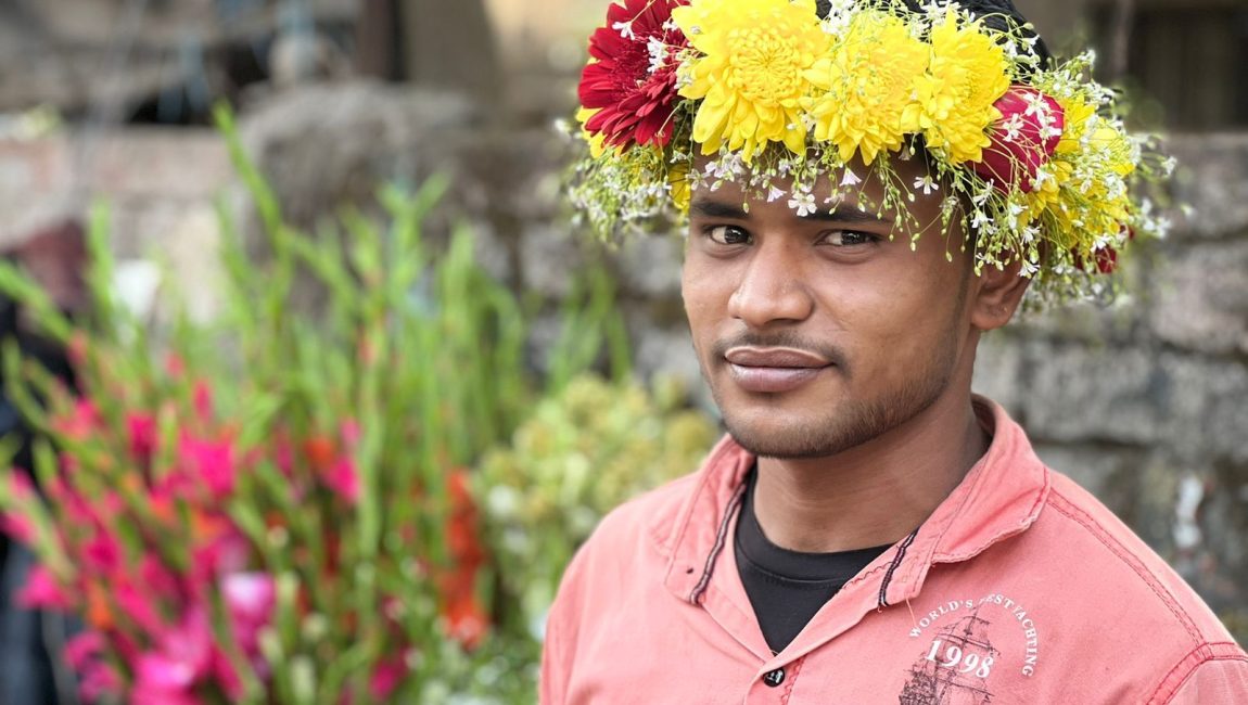 বিশ্ব ভালোবাসা দিবস এবং ফাল্গুনকে ঘীরে সকলেই সেজেছিলো নতুন করে। ছবিটি বগুড়া ফুলের বাজার থেকে তোলা। ছবিঃ এন সি এন