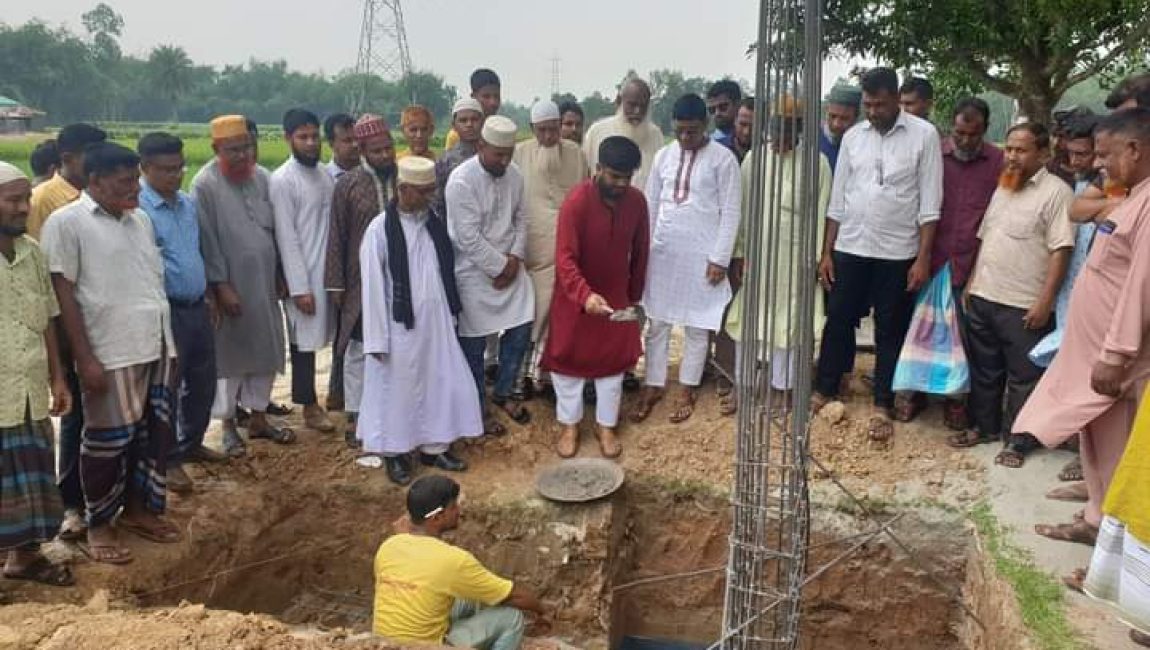শাজাহানপুরে মাদ্রাসার গেট নির্মাণ কাজের উদ্বোধন। ছবিঃ এনসিএন