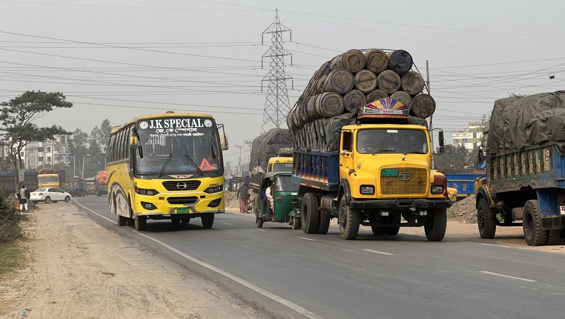 লাগামহীন গতিতে সড়কে বাস