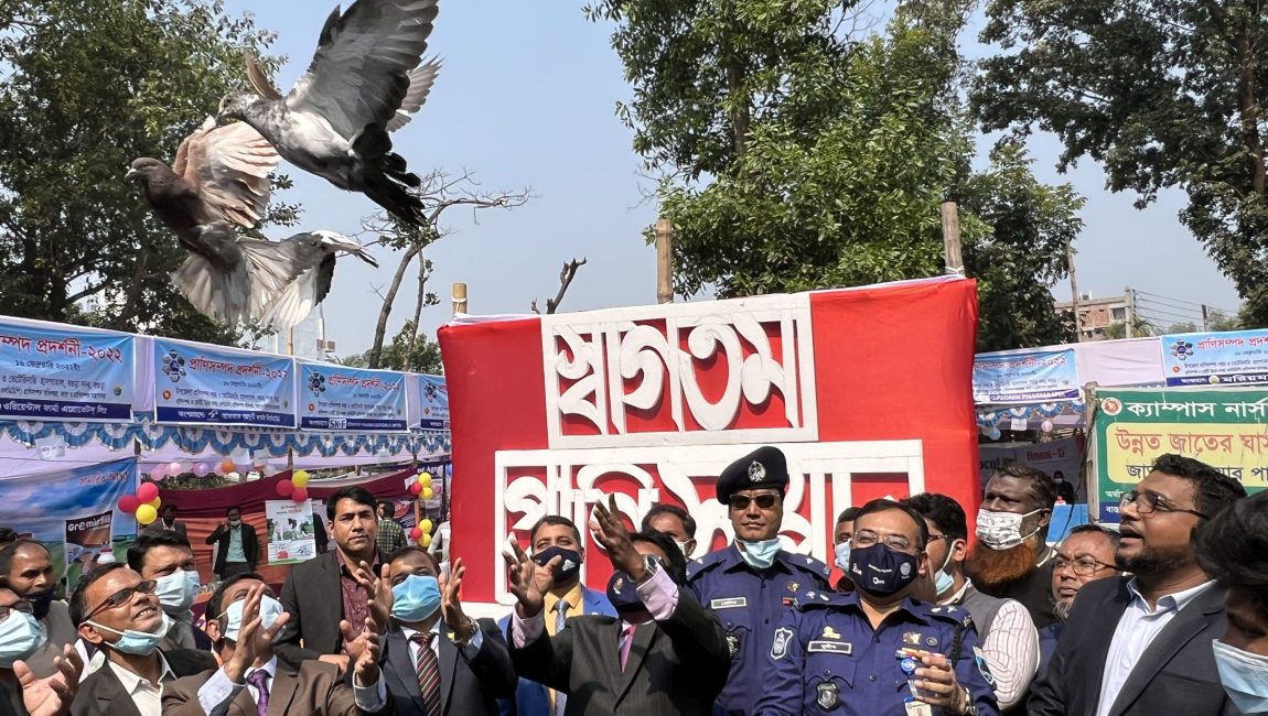 প্রাণিসম্পদ প্রদর্শনী মেলার উদ্ভোবন করেন জেলা প্রসাশক ও পুলিশ সুপার। ছবি: এন সি এন
