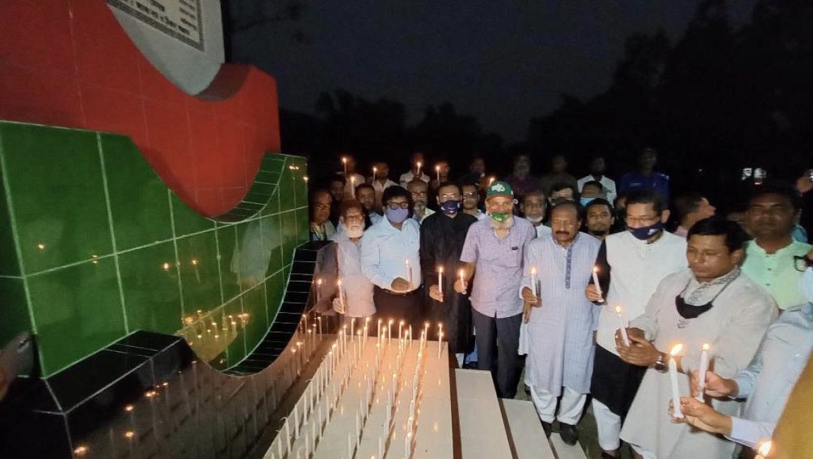 ২৫শে মার্চ গণহত্যা দিবস উপলক্ষে কৈচর বদ্ধভূমিতে মোমবাতি প্রজলন। ছবি: এনসিএন