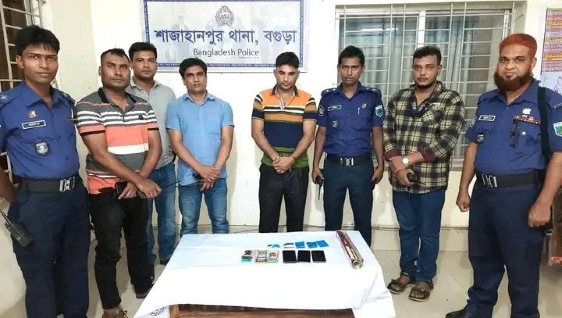 গ্রেফতারকৃত মাদক ব্যবসায়ী। ছবিঃ এনসিএন