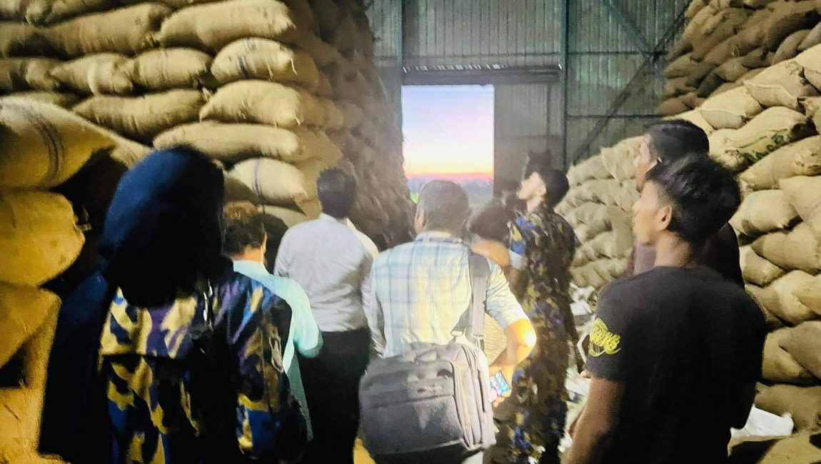 অতিরিক্ত ধান মজুদ করায় উত্তরবঙ্গ এগ্রো ফুডকে ভ্রাম্যমান আদালতে জরিমানা করা হয়। ছবি: এনসিএন