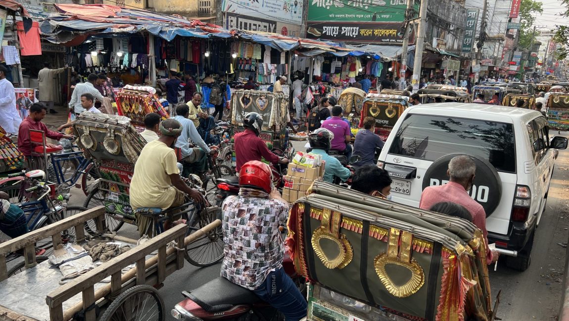 যানযটের নাকাল বগুড়াবাসী। ছবিটি আজ (বুধবার) কাজী নজরুল ইসলাম সড়ক থেকে তোলা।