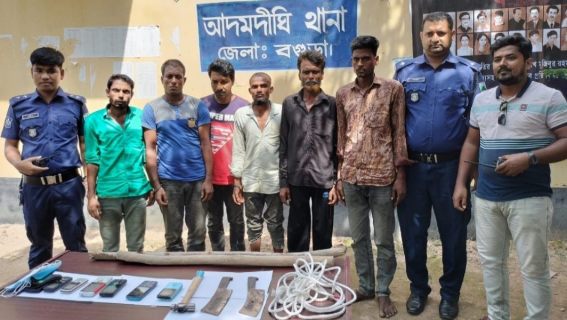 আদমদীঘিতে ডাকাতির প্রস্তুতিকালে ৬ ডাকাত গ্রেপ্তার: দেশীয় অস্ত্র উদ্ধার।