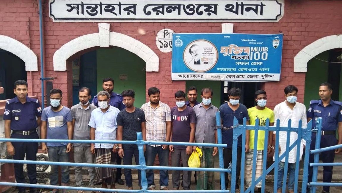 পর্ণগ্রাফি ভিডিও বিক্রি করায় দশ ব্যবসায়ী গ্রেপ্তার। ছবিঃ এনসিএন