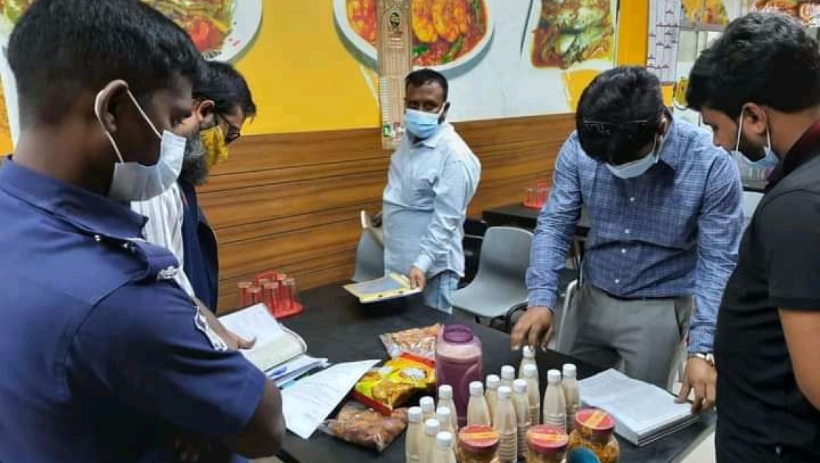 শাজাহানপুর আকবরিয়া হাইওয়ে হোটলে ভ্রাম্যমাণ অভিযানে জরিমানা ৫০ হাজার। ছবি: এনসিএন