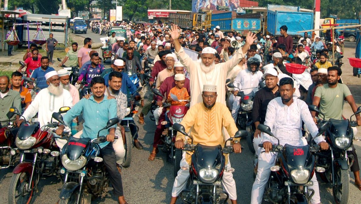শুক্রবার সকালে বগুড়া-৬ সদর আসনে দাঁড়িপাল্লায় ভোট চেয়ে জামায়াত প্রার্থী অধ্যক্ষ মাওলানা আবিদুর রহমান সোহেলের মোটর সাইকেল শোভাযাত্রা।