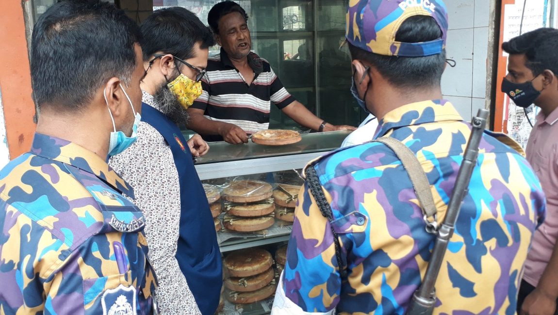 বগুড়ায় বিএসটিআই ও মোবাইল কোর্টের অভিযানে দইয়ের দোকানে জরিমানা। ছবিঃ এনসিএন