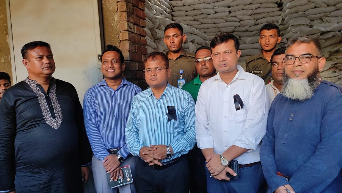 বগুড়ায় জব্দকৃত সার বিক্রির জন্য কৃষি বিভাগের কাছে হস্তান্তর