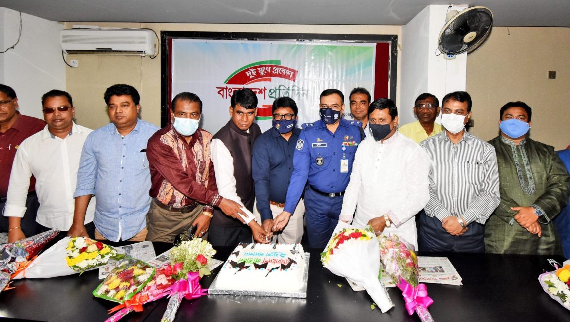 জাতীয় দৈনিক বাংলাদেশ প্রতিদিন এর দুই যুগ পদার্পন উপলক্ষে কেক কাটেন জেলা প্রসাশক ও জেলা পুলিশ সুপার। ছবিঃ এনসিএন