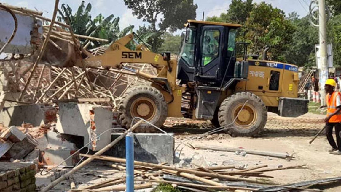 বগুড়ায় সওজ’র ৪ শতাধিক অবৈধ স্থাপনা উচ্ছেদ