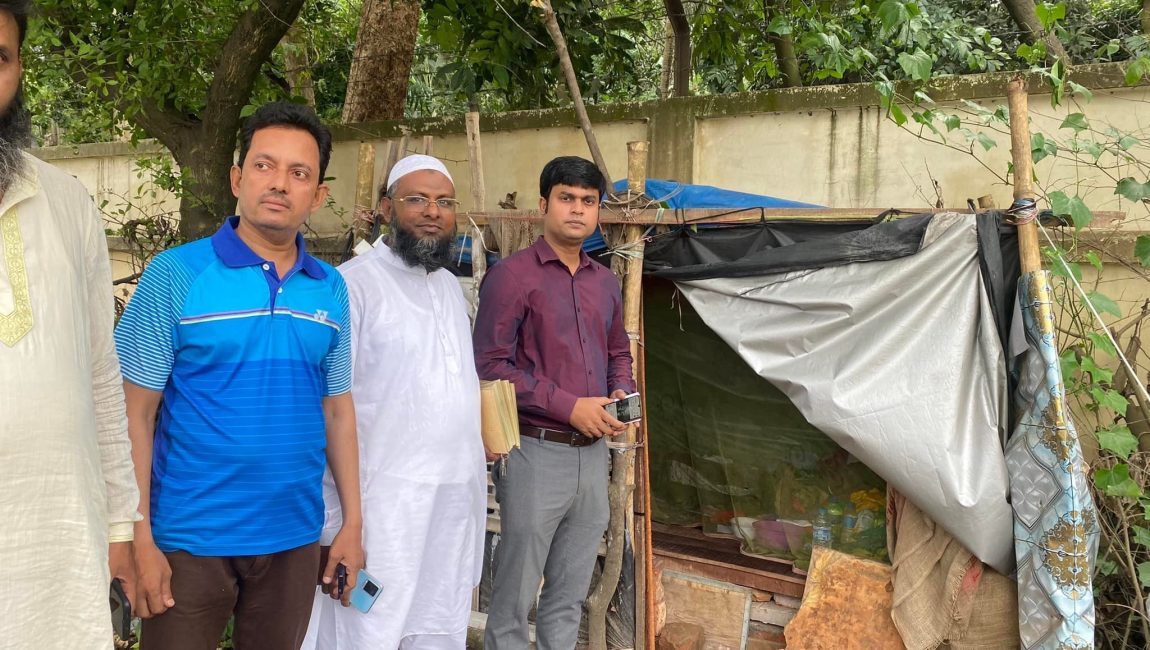 শাজাহানপুরে ঝুপড়িতে বৃদ্ধা মা মেয়েকে দেখতে যান শাজাহানপুর ইউএনও। ছবিঃ এনসিএন