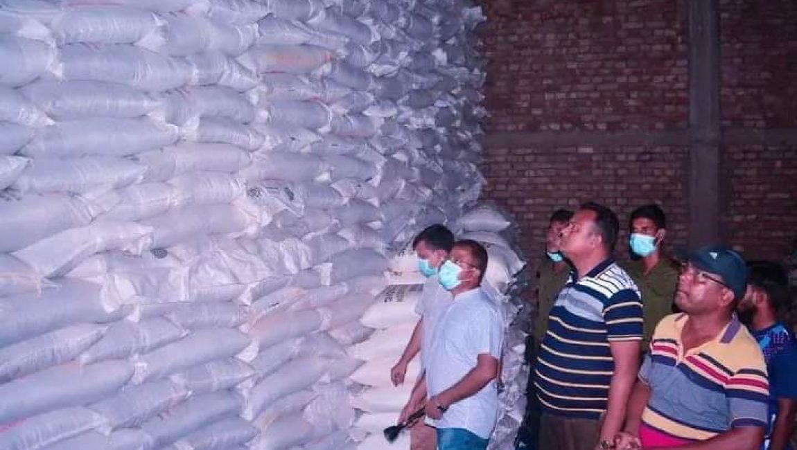 রোববার এরুলিয়া এলাকায় সারের কারখানায় অভিযান চালান উপজেলা নির্বাহী অফিসার সমর কুমার পাল। ছবিঃ সংগৃহীত