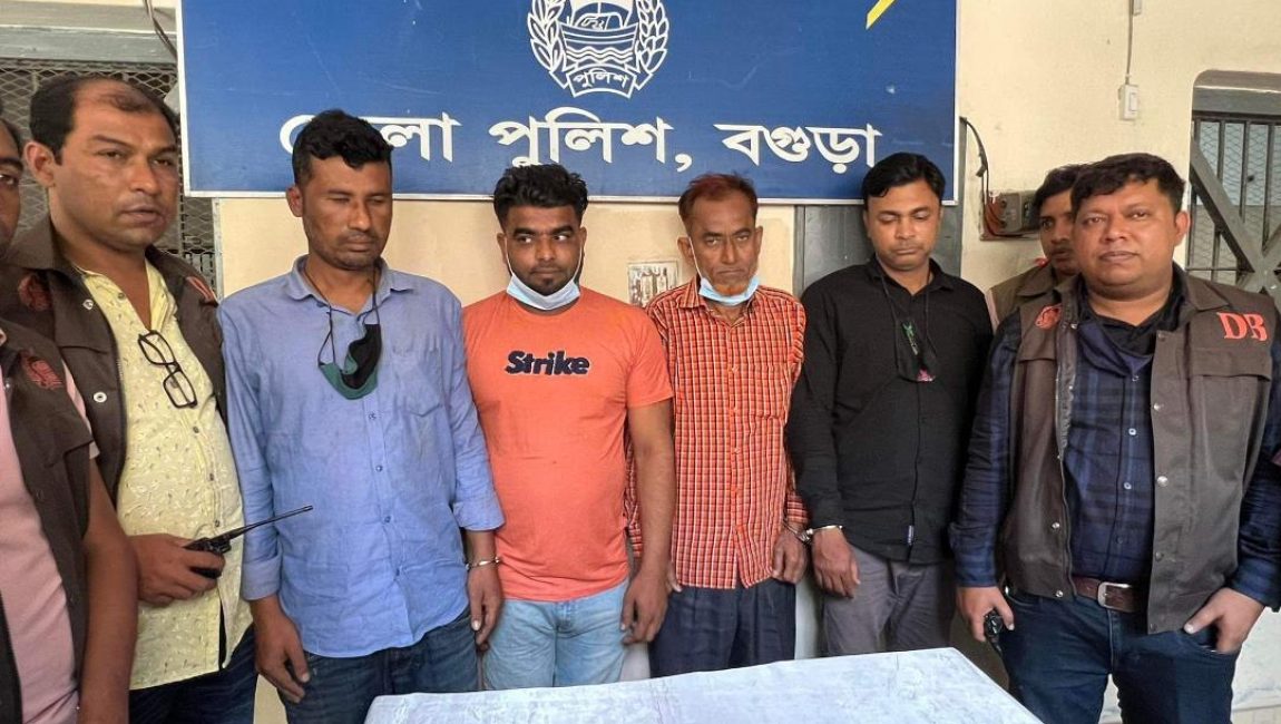 প্রতারক চক্রের মূল হোতাসহ ৪জন গ্রেফতার। ছবিঃ এনসিএন