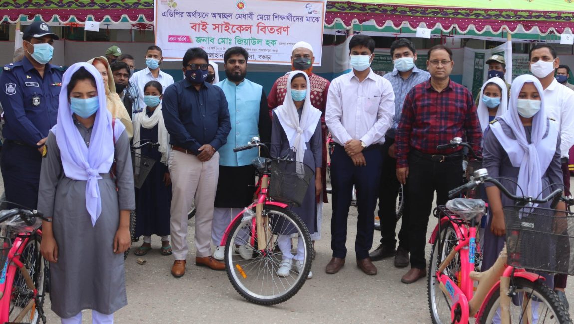 বগুড়ার শাজাহানপুরে অসচ্ছল মেধাবী কিশোরী শিক্ষার্থীদের মাঝে বাই সাইকেল
বিতরণ করে বগুড়া জেলা প্রসাশক। ছবিঃ এনসিএন