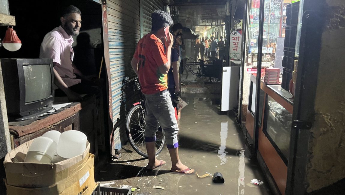 বৃহস্পতিবার ১ ঘন্টার বৃষ্টিতে পানিবন্দী শহরের খান মার্কেট এলাকার দোকানগুলো। ছবি: এনসিএন