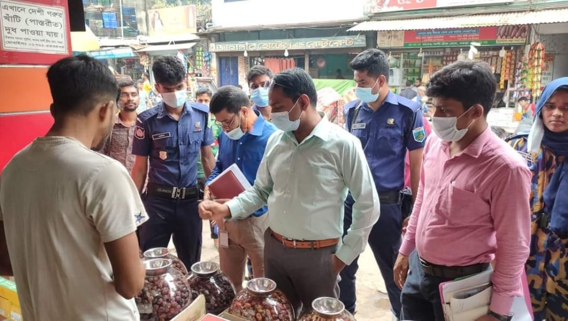 বগুড়ায় জেলা প্রশাসনের বাজার মনিটরিং অভিযান। ছবি: এনসিএন
