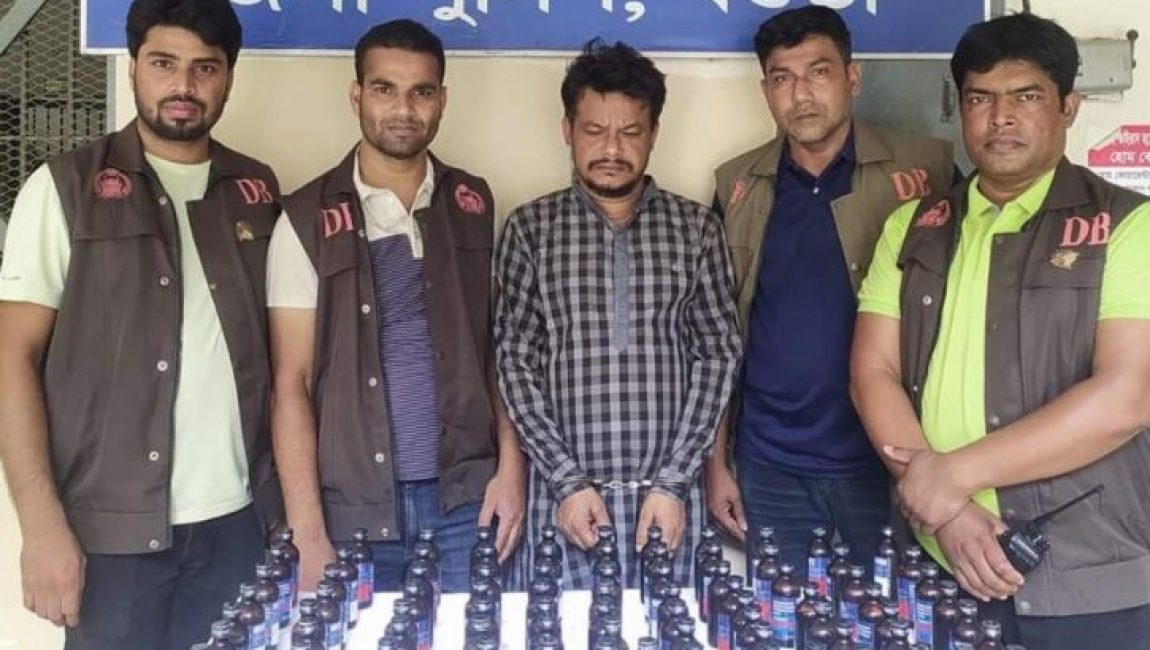ডিবি পুলিশের হাতে গ্রেফতার মাদক ব্যবসায়ী আশিকুর রহমান আশিক (৪০)। ছবি: এনসিএন