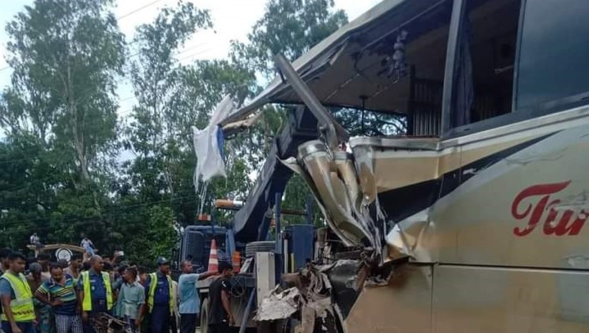 বগুড়ায় দাঁড়িয়ে থাকা ট্রাকের পিছে বাসের ধাক্কা, যুবক নিহত