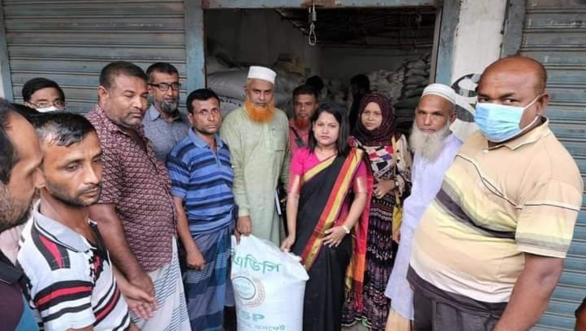 মহাস্থানে অবৈধ ভাবে সার মজুদ রাখায় ব্যবসায়ীকে জরিমানা।