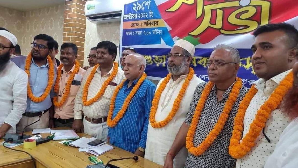বগুড়া ইলেকট্রিক ব্যবসায়ী সমিতির নব-নির্বাচিত কমিটির সদস্যবৃন্দরা। ছবি: এনসিএন