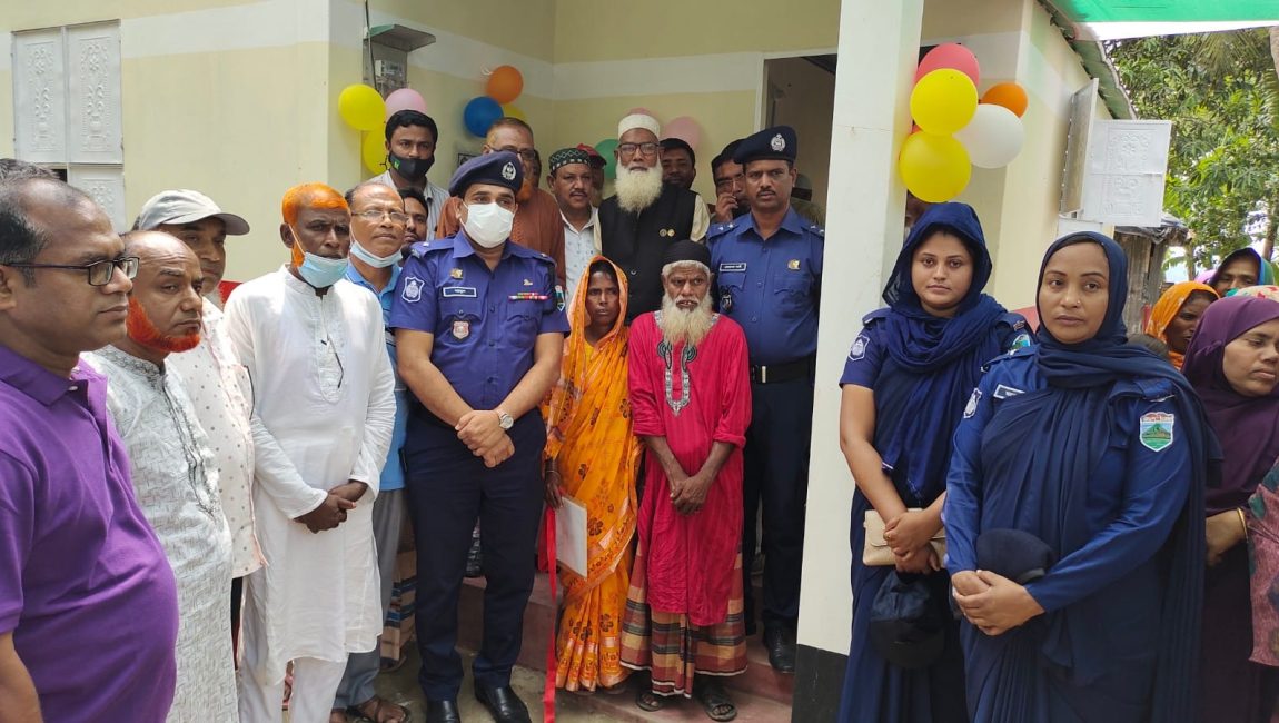 শাজাহানপুরে পুলিশের ঘর পেলেন অসহায় আরিফুল ইসলাম। ছবি: এনসিএন