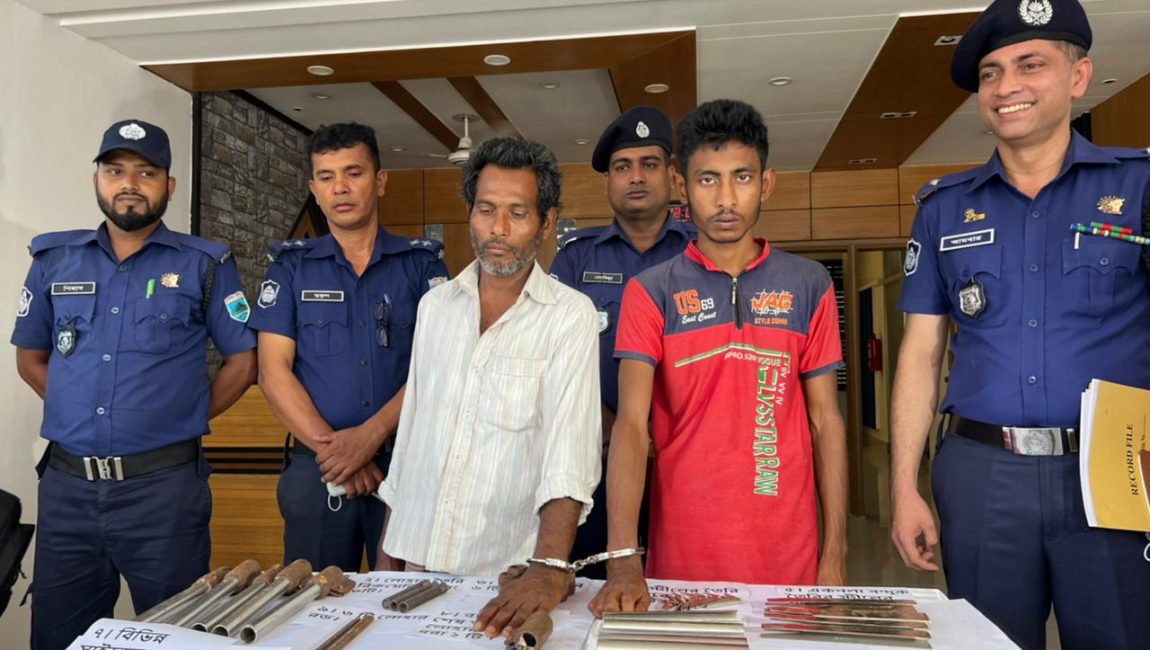 কাহালু থানা পুলিশের অভিযানে দেশীয় অস্ত্রশস্ত্র তৈরীর সরঞ্জামাদিসহ গ্রেফতার ২। ছবি: এনসিএন