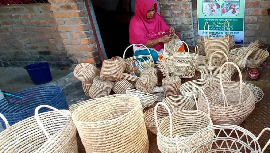 বগুড়ার হস্তশিল্প বছরে রফতানী ২শ' কোটি টাকা। ছবি: এনসিএন