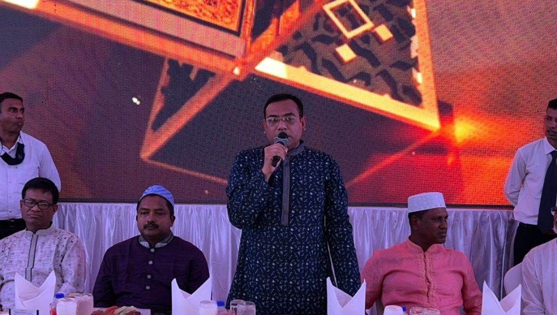 বগুড়া জেলা পুলিশের ইফতার ও দোয়া মাহফিলে স্বাগত বক্তব্য রাখেন পুলিশ সুপার সুদীপ কুমার চক্রবর্তী। ছবি: এনসিএন