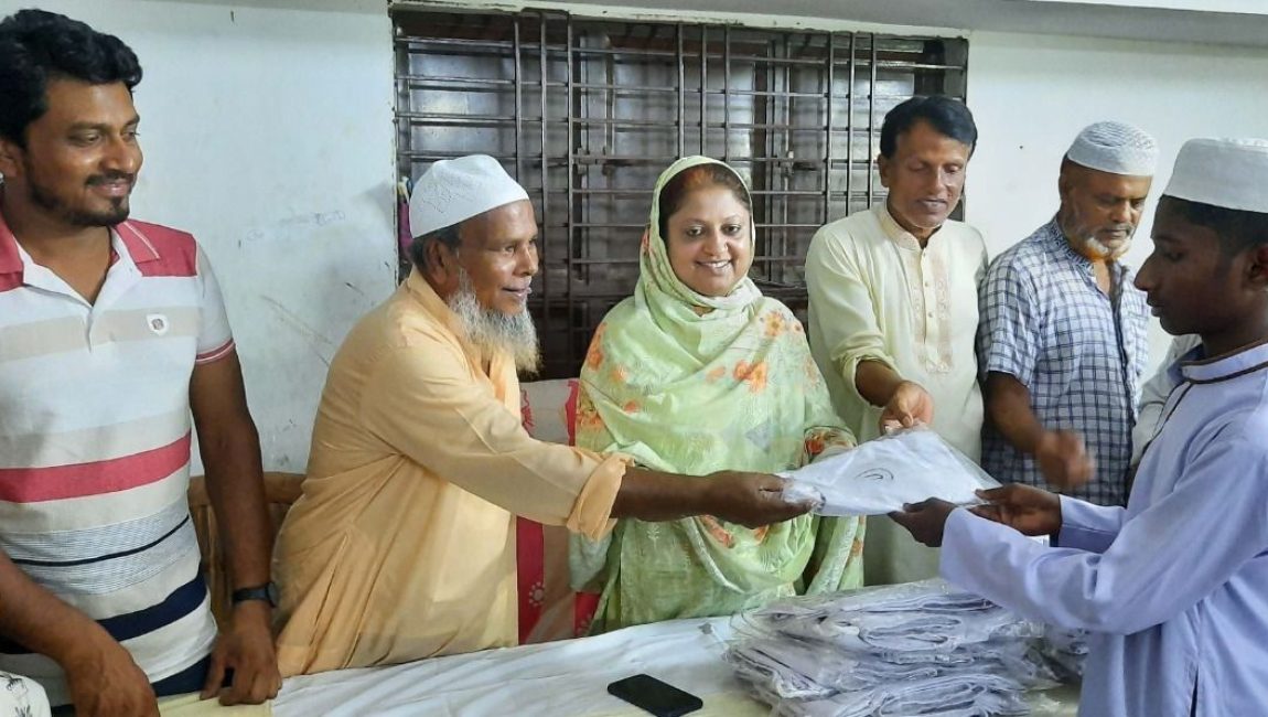 সান্তাহারে ৯৫ মাদরাসা শিক্ষার্থীর মাঝে ইউপি চেয়ারম্যানের ঈদ বস্ত্র বিতরণ। ছবি: এনসিএন