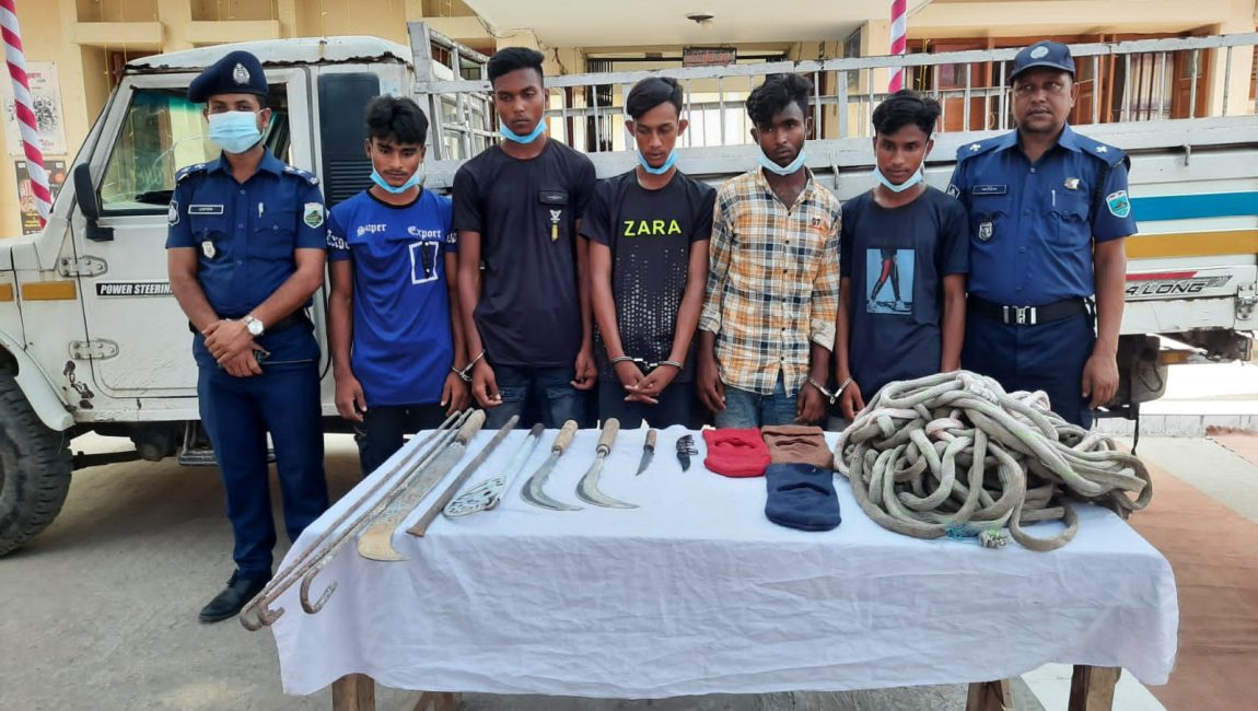 বগুড়ায় ডাকাতির প্রস্তুতির সময় গ্রেফতার ৫, দেশীয় অস্ত্র-পিকআপ উদ্ধার। ছবি: এনসিএন